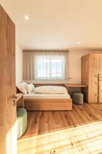 a bedroom with a bed and a window at Residence Louise in Vipiteno