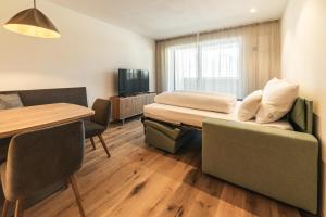 a living room with a couch and a table at Residence Louise in Vipiteno