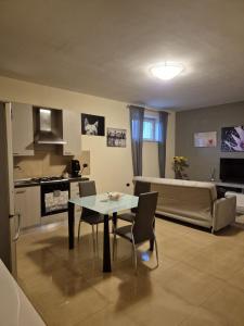 a living room with a table and a couch at Casa Moschetti in Capodrise