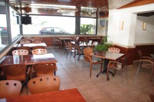 a dining room with tables and chairs in a restaurant at Hotel Noguera El Albir in Albir