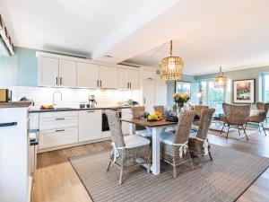 a kitchen and dining room with a table and chairs at Prora - Apartment mit Strandnähe - Aquarius in Binz