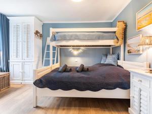 a bedroom with two bunk beds in a room at Prora - Apartment mit Strandnähe - Aquarius in Binz