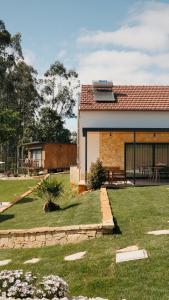 a house with a yard with a lawn sidx sidx sidx at Quinta Sra do Carmo in Ferreira do Zêzere
