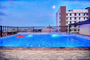 a large blue swimming pool next to a building at Tuấn Đạt Luxury FLC Sầm Sơn in Sầm Sơn