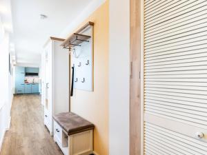 a hallway with a bench next to a closet at Prora - Ferienwohnung mit Waschmaschine - Meeresrauschen Dachterrasse in Binz