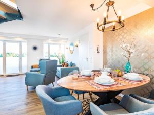 a dining room and living room with a table and chairs at Prora - Ferienwohnung mit Waschmaschine - Meeresrauschen Dachterrasse in Binz