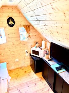 a room with a desk with a microwave and a computer at La cabane enchantée in Hudiviller