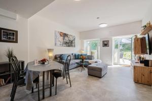 a living room with a table and a couch at Prora - Wohnung mit Terrasse - Proras Strandhaus in Binz