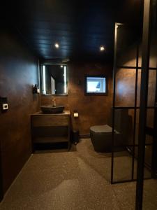 ห้องน้ำของ Sarva Hotel
