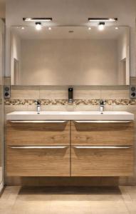 a bathroom with two sinks and a large mirror at Loft Prenium PETITE FRANCE-idéal mission Pro-long séjour in Strasbourg