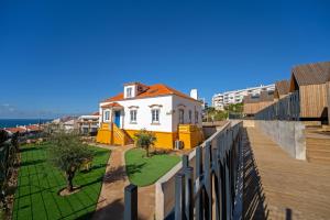a house with an orange roof on top of a building at Boomerang d'O Século in Ericeira