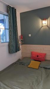 a bedroom with a bed with a window and avertisement at Cosy MO-MAÂ Golf, Océan et Plages in Moliets-et-Maa +25 photos