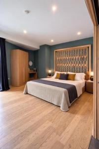 een slaapkamer met een groot bed in een kamer bij Bouganville Hill Resort & Wellness Space in Picerno