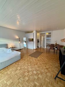 een grote slaapkamer met een bed en een eetkamer bij Living Cozy in Bern in Bern