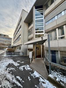 een gebouw met een parkeerplaats ervoor bij Living Cozy in Bern in Bern