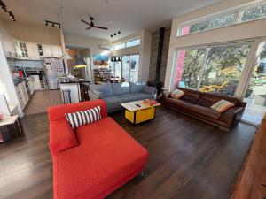 ein Wohnzimmer mit einem roten Sofa und eine Küche in der Unterkunft Green Door Country Home Ein Zivan in Ein Zivan
