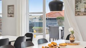 a dining room with a table and chairs and a window at Villavilla 148 - Ebeltoft, Østjylland in Ebeltoft