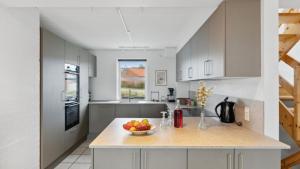 a kitchen with a bowl of fruit on a counter at Villavilla 148 - Ebeltoft, Østjylland in Ebeltoft