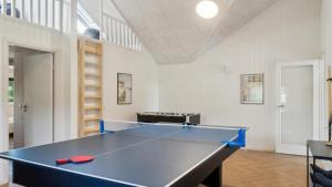 a blue ping pong table in a living room with a ceiling at Villavilla 640 - Saksild, Østjylland in Odder