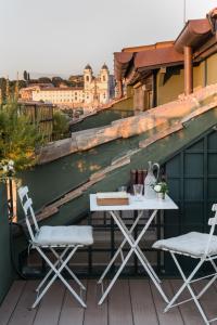 a table and two chairs on a balcony at Residenza Napoleone III in Rome