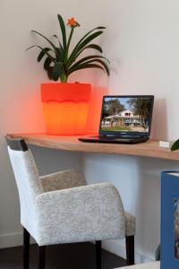 TV a/nebo společenská místnost v ubytování Hôtel Les Prateaux
