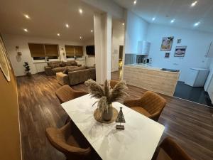 a living room with a table and chairs and a couch at BOHO Suite Tierra nähe Salzburg in Freilassing