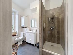 a bathroom with a shower and a toilet and a sink at Appartement centre historique 4 pers in Clermont-Ferrand +16 photos