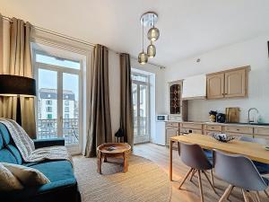 a living room with a table and a kitchen at Appartement centre historique 4 pers in Clermont-Ferrand