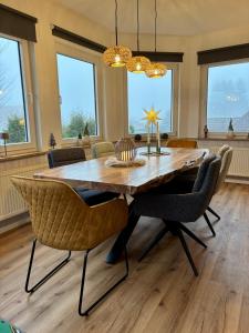 a dining room with a wooden table and chairs at Stadtblick Ferienwohnung in Braunlage