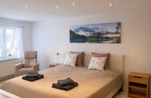ein Schlafzimmer mit einem Bett, auf dem zwei Handtücher liegen in der Unterkunft MPK Motorsport Apartment in Waldsassen