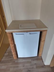 a table with a laptop on top of a dishwasher at Boxenstop in Kleinlobming +6 photos