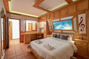 a bedroom with a large bed with wooden walls at El Sueño de Mamá in Tegueste