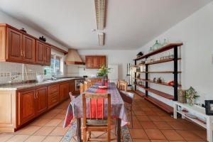 a kitchen with a table with chairs in it at El Sueño de Mamá in Tegueste