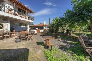 a patio with tables and chairs and a building at El Sueño de Mamá in Tegueste