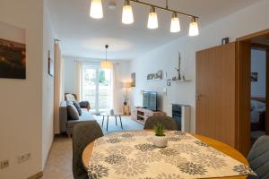 a living room with a dining table and a living room at Ferienwohnung Naturnah Ebermannstadt in Ebermannstadt