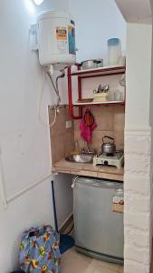 a small kitchen with a sink and a stove at MONOAMBIENTE Flores del Cielo in Federación