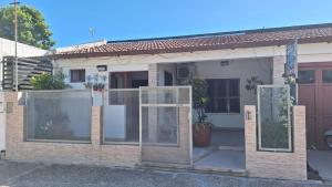 a house with glass doors in front of it at MONOAMBIENTE Flores del Cielo in Federación