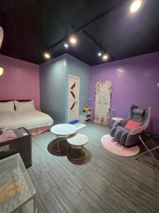 a bedroom with a bed and a table and chairs at SWF hotel 淡水新五福旅館-新北市旅館編號067 in Tamsui +91 photos