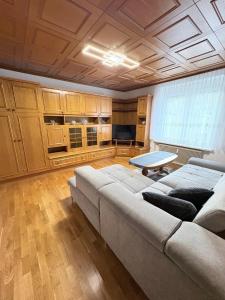 a living room with a couch and a table at Ferienwohnung Veitsch in Niederaigen