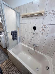 a white bath tub in a bathroom at Ferienwohnung Veitsch in Niederaigen