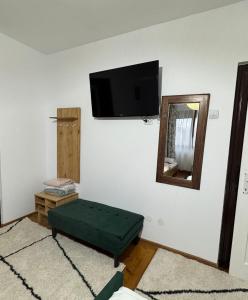 ein Wohnzimmer mit einem Flachbildfernseher an der Wand in der Unterkunft Casa SiMaria in Simeria