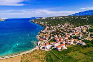 an aerial view of a town next to the ocean at Soba brez balkona in Stara Novalja