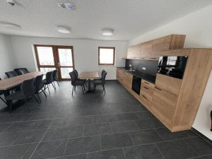 a room with a kitchen and a table and chairs at Das Fränkische Reichenbach in Reichenbach