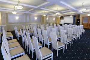 einen Konferenzraum mit weißen Stühlen und einem Bildschirm in der Unterkunft Hotel Complex Sosnoviy Bor in Iwanowo