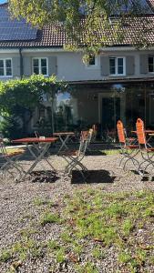 Eine Gruppe von Stühlen steht vor einem Haus in der Unterkunft Lechwirt in Schongau