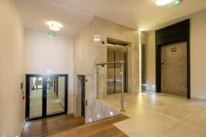 ein Aufzug in einem Gebäude mit einer Lobby in der Unterkunft Poznań West Hotel - Airport in Posen + 60 Fotos