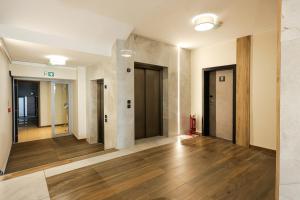 ein leerer Raum mit Holzböden und -türen in der Unterkunft Poznań West Hotel - Airport in Posen