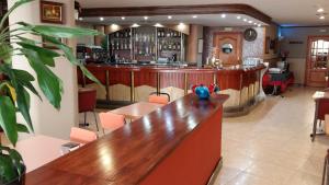 eine Bar mit hölzerner Theke in einem Restaurant in der Unterkunft Hotel Orla in Vielha e Mijaran