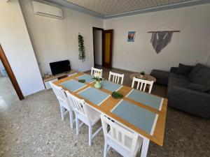 ein Wohnzimmer mit Tisch, Stühlen und Sofa in der Unterkunft Simat Malina in Simat de Valldigna