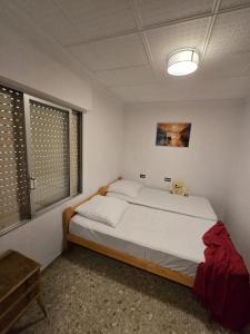 ein Schlafzimmer mit einem Bett, auf dem ein Teddybär sitzt in der Unterkunft Simat Malina in Simat de Valldigna